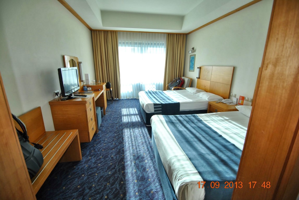 imagini hotel TITANIC LARA